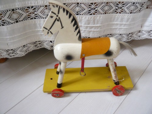Altes spielzeug holz pferd - altes,