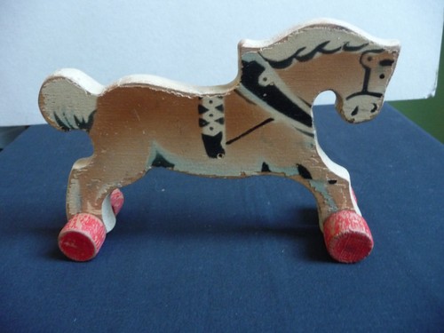 Altes spielzeugpferd aus holz - aus,