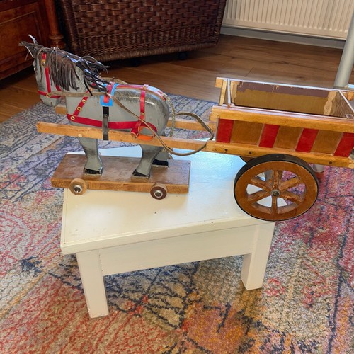 Altes holzpferd mit wagen - holzpferd,
